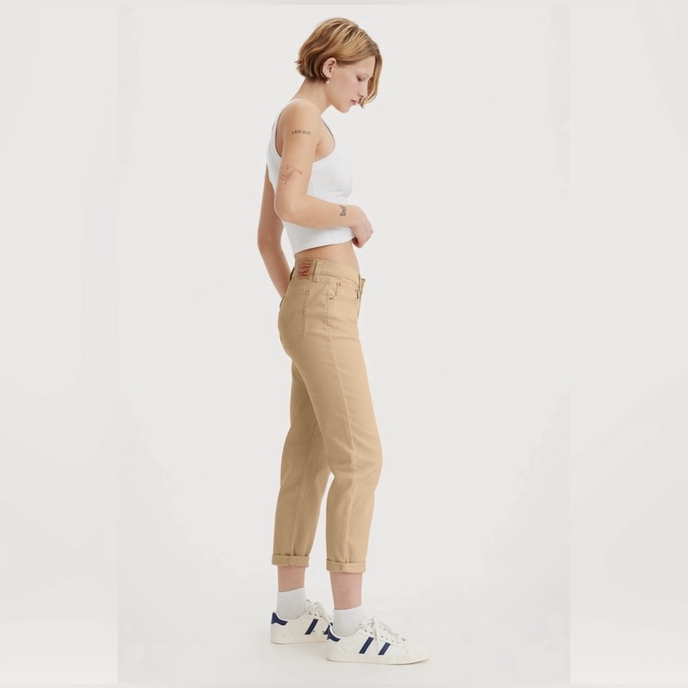 NWOT Levi’s Boyfriend Jean in Unbasic Khaki Women’s Size 28